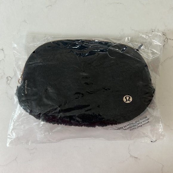 Lululemon Everywhere Fleece Belt Bag Black - Picture 7 of 13